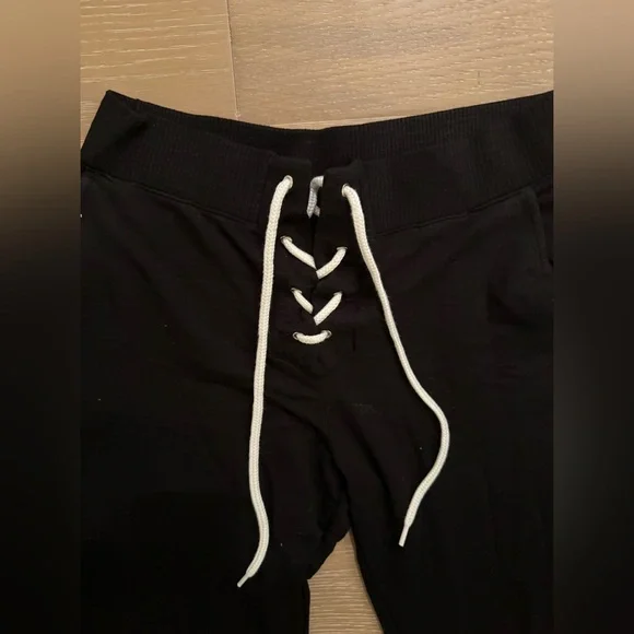 Monrow Small Black With White Stripped Detail Joggers. 🖤💓